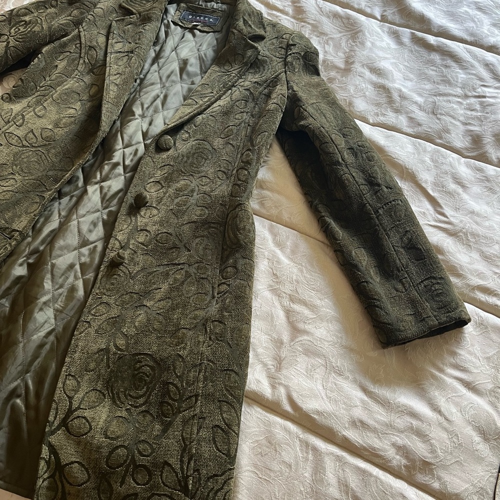 Coat with detachable faux fur collar. - Picture 3 of 7